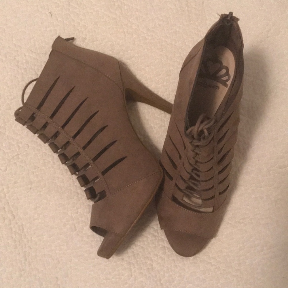 Platform lace up detail dress shoe